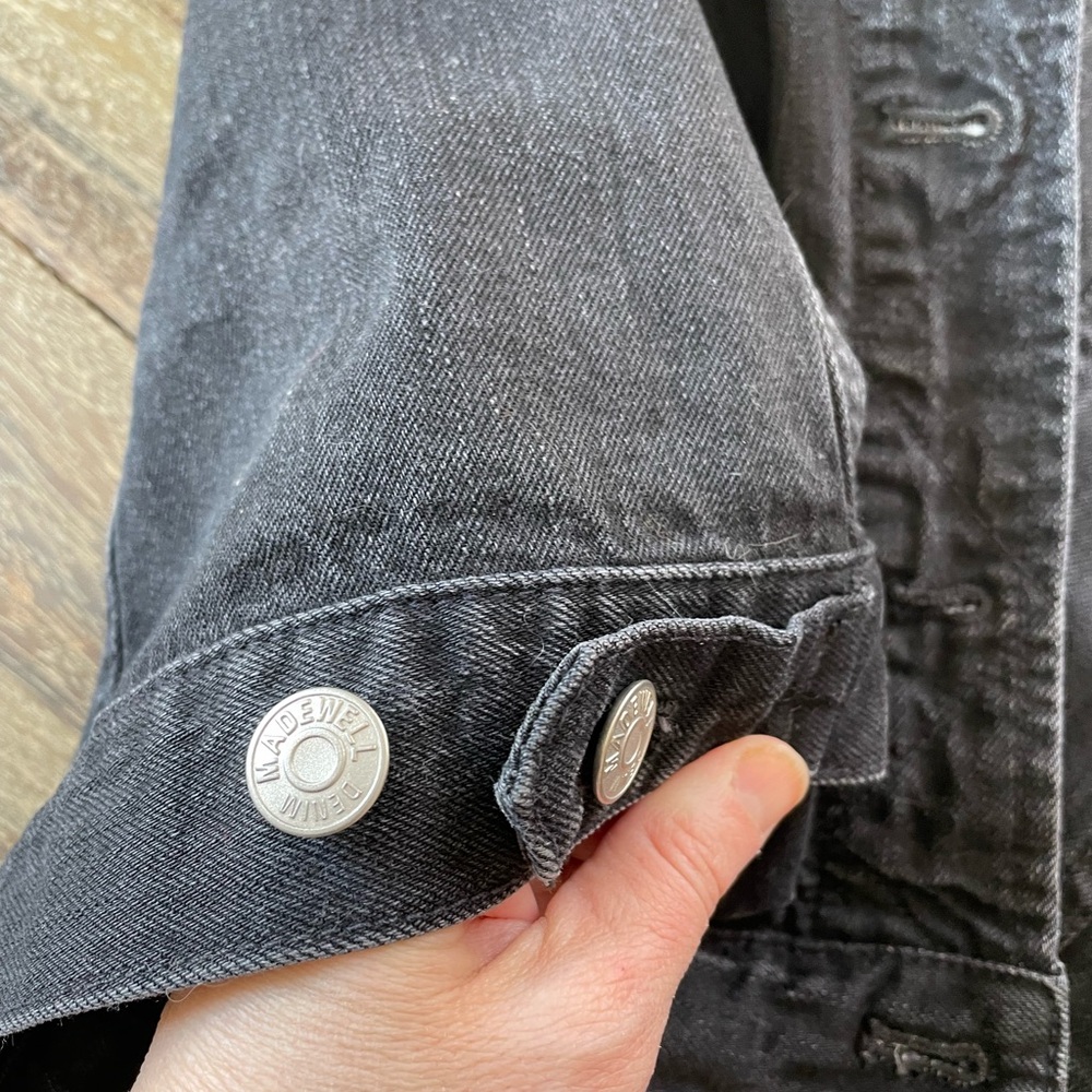 SOLD Madewell | The Oversized Trucker Jean Jacket in
Washed Black | Medium - Picture 10 of 13